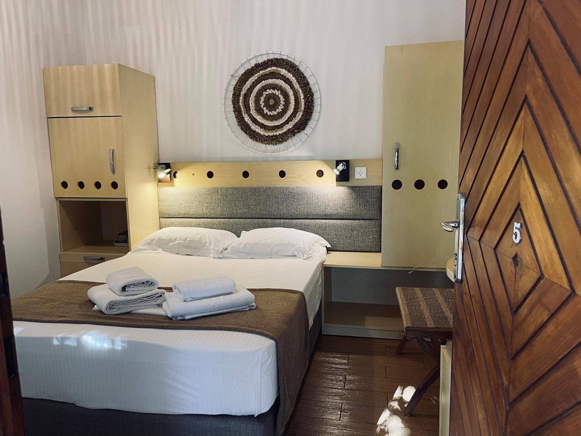 Semiramis Guesthouse Адамас Экстерьер фото